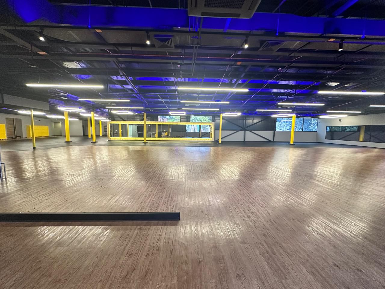 Instalación de grama sintética para área de juegos exterior.